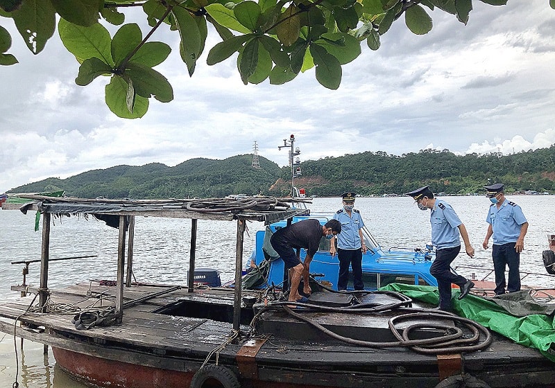 Hoạt động buôn bán, vận chuyển trái phép xăng, dầu với quy mô nhỏ lẻ trên các vùng biển của tỉnh Quảng Ninh vẫn diễn ra, tiềm ẩn nguy cơ phức tạp (ảnh báo Quảng Ninh)