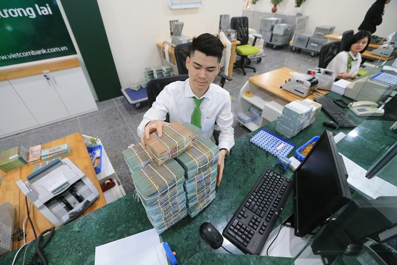 Lãi suất đầu vào tăng khiến áp lực giữ lãi suất đầu ra sẽ căng hơn với hệ thống NHTMM. (Ảnh minh họa: Quốc Tuấn)