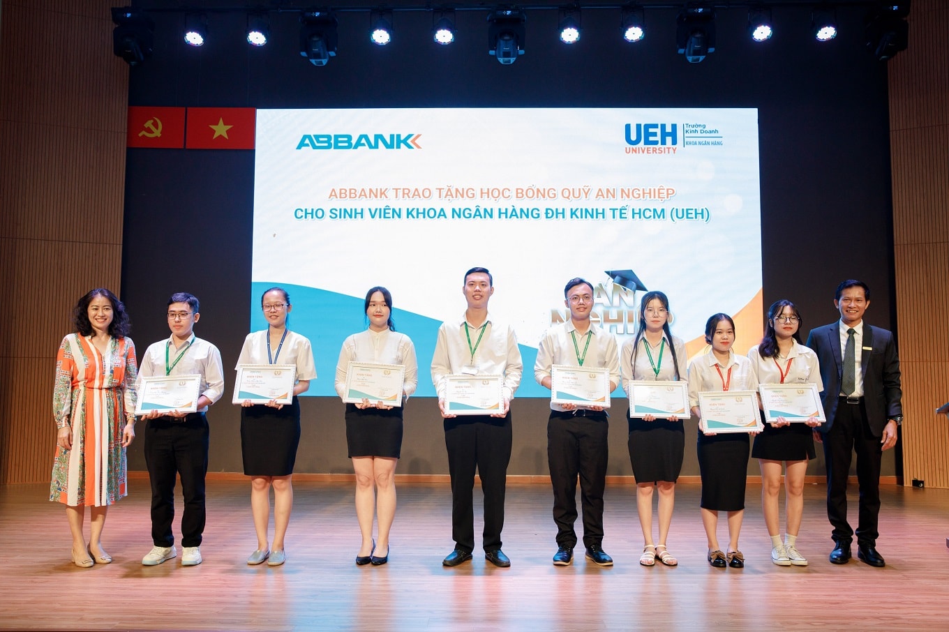 Được khởi động từ tháng 4/2022, quỹ học bổng thuộc dự án An Nghiệp của ABBANK đã trao tặng 40 suất học bổng trị giá 200 triệu đồng cho sinh viên năm 3, 4 tại các trường đại học trên toàn quốc. 