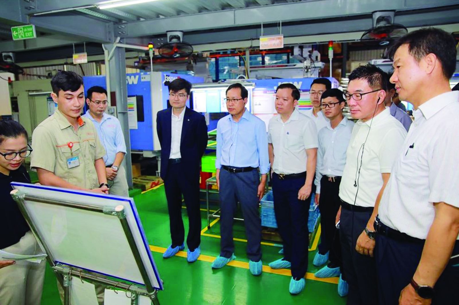  Ông Nguyễn Văn Hùng - Chủ tịch HĐQT CNCTech Group (vest đen) giới thiệu mô hình sản phẩm tại khu vực sản xuất của doanh nghiệp với lãnh đạo Tập đoàn Samsung.