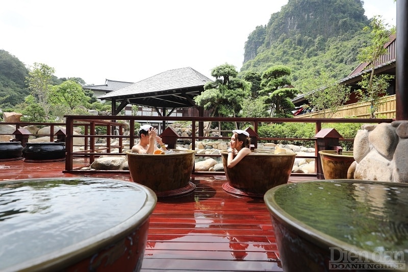 Du khách đến trải nghiệm tại Yoko Onsen Quang Hanh, tỉnh Quảng Ninh