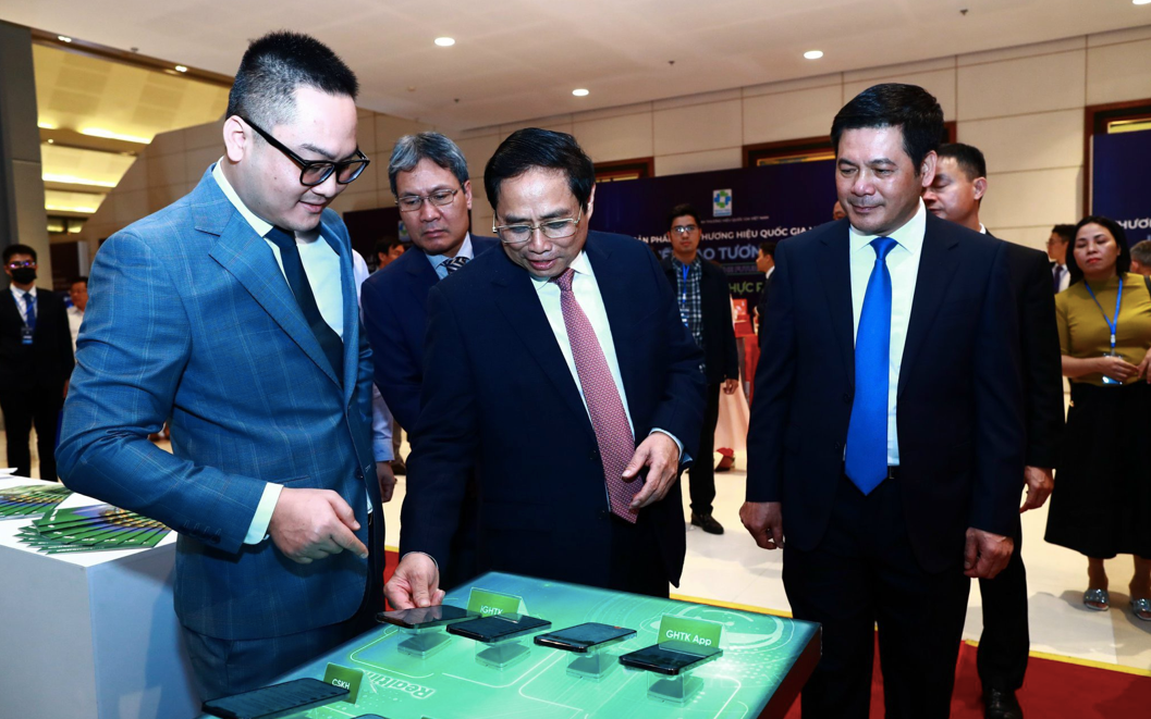 Thủ tướng Phạm Minh Chính trải nghiệm GHTK Mobility, sản phẩm được GHTK tự chủ phát triển công nghệ lõi tại gian hàng triển lãm ngày 2/11 vừa qua.