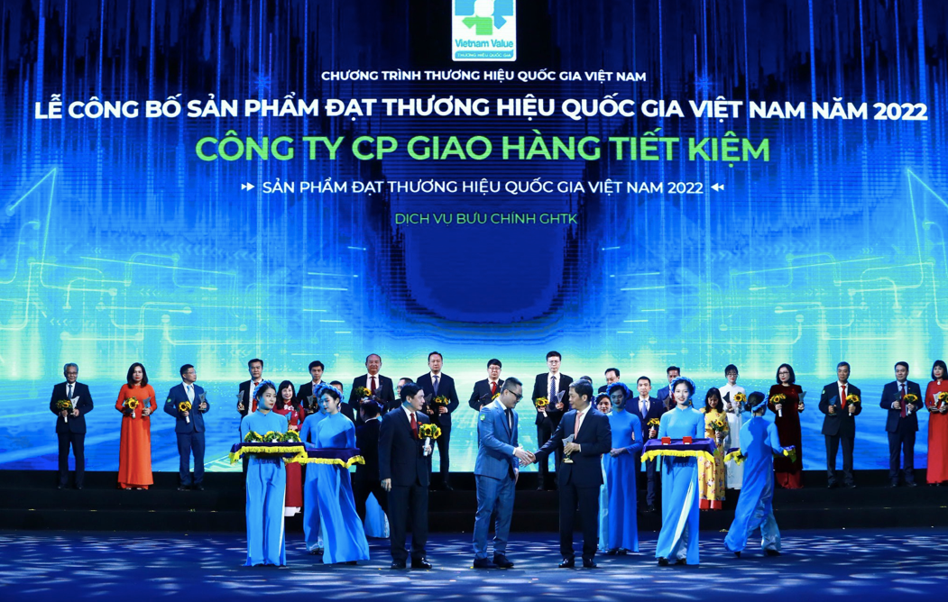 Ông Phạm Hồng Quân – Chủ tịch HĐQT/ Tổng Giám đốc Công ty Cổ phần Giao Hàng Tiết Kiệm nhận biểu trưng Thương hiệu quốc gia 2022.