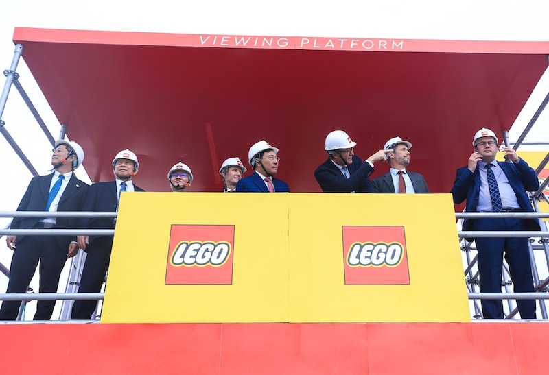 là nhà máy trung hòa carbon đầu tiên của LEGO