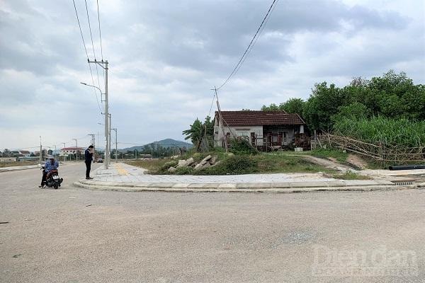 Nhân viên môi giới thuộc các sản phân phối bất động sản đến dự án để giới thiệu cho khách hàng.