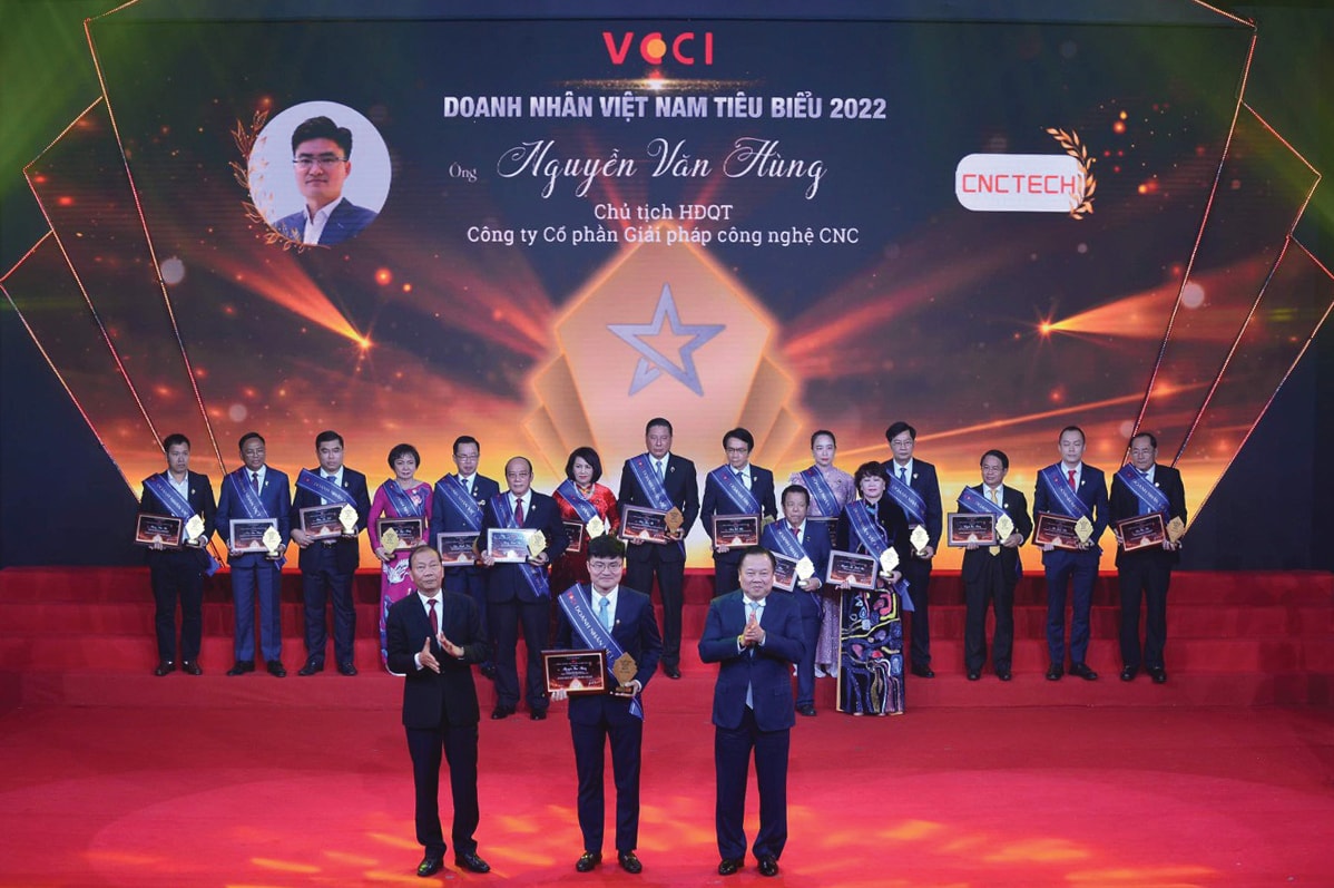 p/Doanh nhân Nguyễn Văn Hùng nhận Giải thưởng Doanh nhân Việt Nam tiêu biểu 2022.