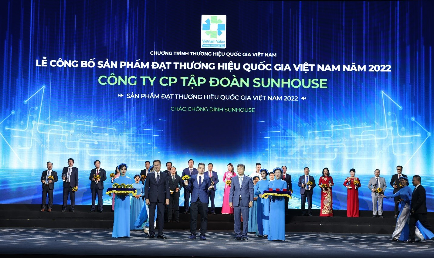 Đại diện Sunhouse nhận biểu trưng tại Lễ công bố THQG 2022