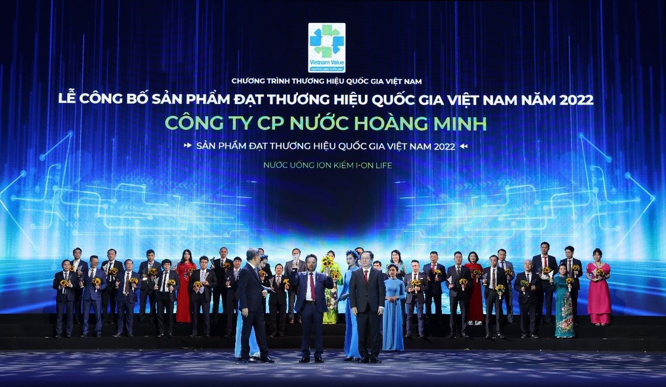 Ông Võ Đăng Linh – Chủ tịch HĐQT Công ty CP nước Hoàng Minh nhận biểu trưng Thương hiệu Quốc gia năm 2022.