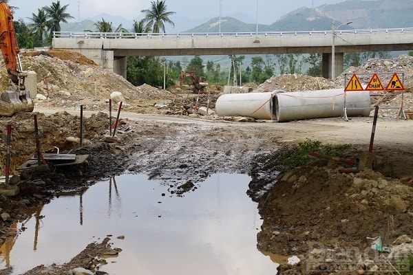 Đơn vị cho rằng do mưa đặc biệt lớn liên tục kéo dài, nước sông từ thượng nguồn đổ về với lưu lượng lớn, chảy qua địa hình đồi núi cao, nhiều sườn dốc nên lưu tốc dòng chảy lớn gây sạt lở cuốn trôi công trình nằm ven bờ sông, công trình ngầm qua sông, nhất là tại các đoạn sống cong xung yếu.