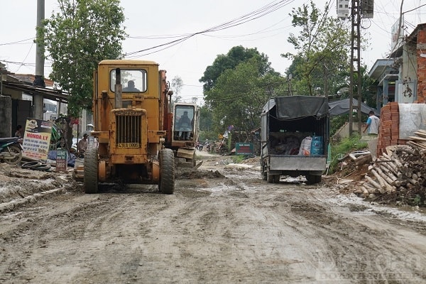 Trước mắt, để đảm bảo đi lại thuận lợi cho người dân, Ban QLDA đã chỉ đạo các dọn dẹp cây cối đổ ngã, san dọn đất đá sạt lở trên đường, đắp hoàn trả tạo mặt bằng lưu thông, đặt biển báo, hàng rào,…tại các vị trí nguy hiểm.