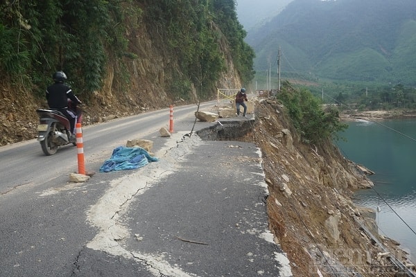 Tuyến đường này bị sạt lở taluy dương, taluy âm, hư hỏng rãnh dọc, cống thoát nước, ngầm tràn. Cụ thể, tại các vị trí từ Km5+096 – Km10+290 có 9 vị trí sạt lở; từ Km10+856 – Km 20+005 sạt lở 13 vị trí, từ Km 20+005 – Km 35+740 10 vị trí.