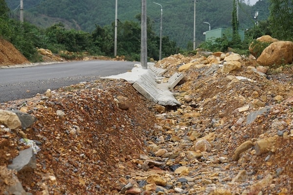 Nhiều điểm đứt gãy gây nguy hiểm cho phương tiện lưu thông qua lại tại khu vực.