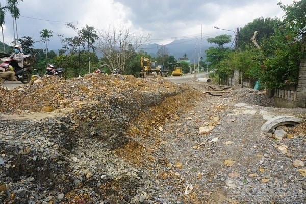 Những ngày vừa qua chủ đầu tư và đơn vị thi công đã xuống kiểm tra dự án này. Người dân khu vực bày tỏ mong muốn đường sớm khắc phục, đảm bảo chất lượng để lưu thông an toàn.