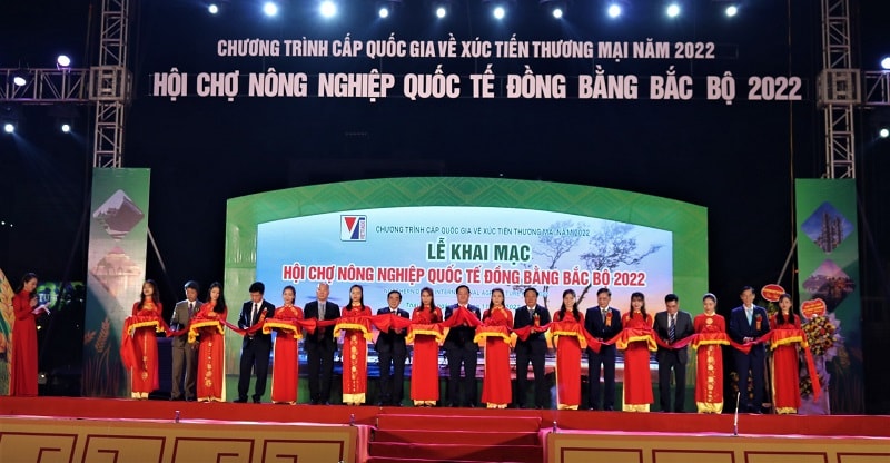 Các đồng chí lãnh đạo và đại biểu cắt băng khai mạc hội chợ.