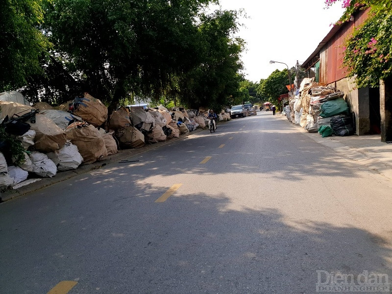 Được biết, làng “phế liệu”, P. Tràng Minh, quận Kiến An, Hải Phòng đặc thù là làng nghề tự phát trước năm 1980 đến nay vẫn chưa được công nhận là làng nghề. Người dân nơi đây 80% là sản xuất và kinh doanh phế liệu và rác thải các loại tập kết về đây.