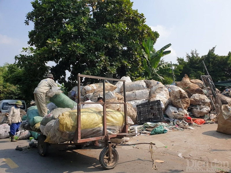 Trong những năm gần đây, số hộ làm nghề thu gom, tái chế phế liệu tăng nhanh, từ chỗ chỉ có 40-50 hộ làm nghề, nay tăng lên 102 hộ. Chính vì thế, tình trạng ô nhiễm kéo dài suốt hàng mấy chục năm qua, không có hướng giải pháp xử lý và trở thành nỗi ám ảnh của biết bao người dân khu vực lân cận.