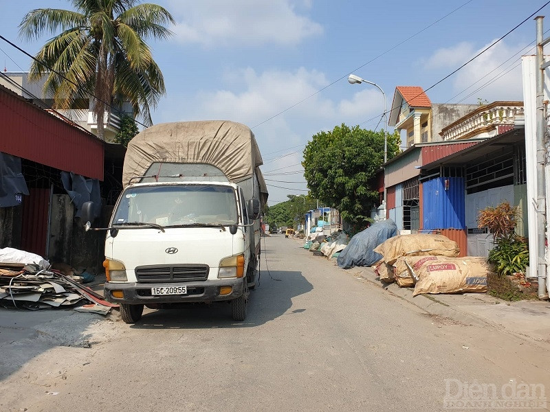 Trao đổi với Diễn đàn Doanh nghiệp ông Vũ Văn Tiến, Chủ tịch UBND phường Tràng Minh cho biết, khoảng 2 năm trở lại đây, tình trạng đổ trộm rác thải đã giảm rất nhiều tại địa phương. Để giảm thiểu ô nhiễm mỗi trường UBND phường thường xuyên tuyên truyền cho nhân dân nâng cao nhận thức như tuyên truyền trên hệ thống loa truyền thành phường (Kèm theo bài tuyên truyền); tuyên truyền bằng hình ảnh trực quan bằng pa nô khẩu hiệu; cam kết không được thải ra ngoài môi trường, cũng như tìm hướng xử lý đầu ra của rác thải…