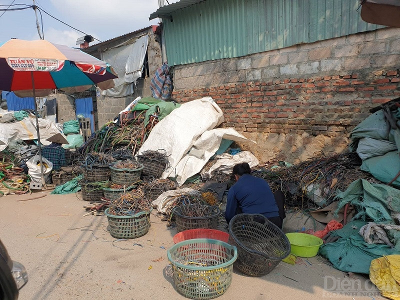 Người dân thản nhiên ngồi nhặt rác ngay dưới nề nề đường