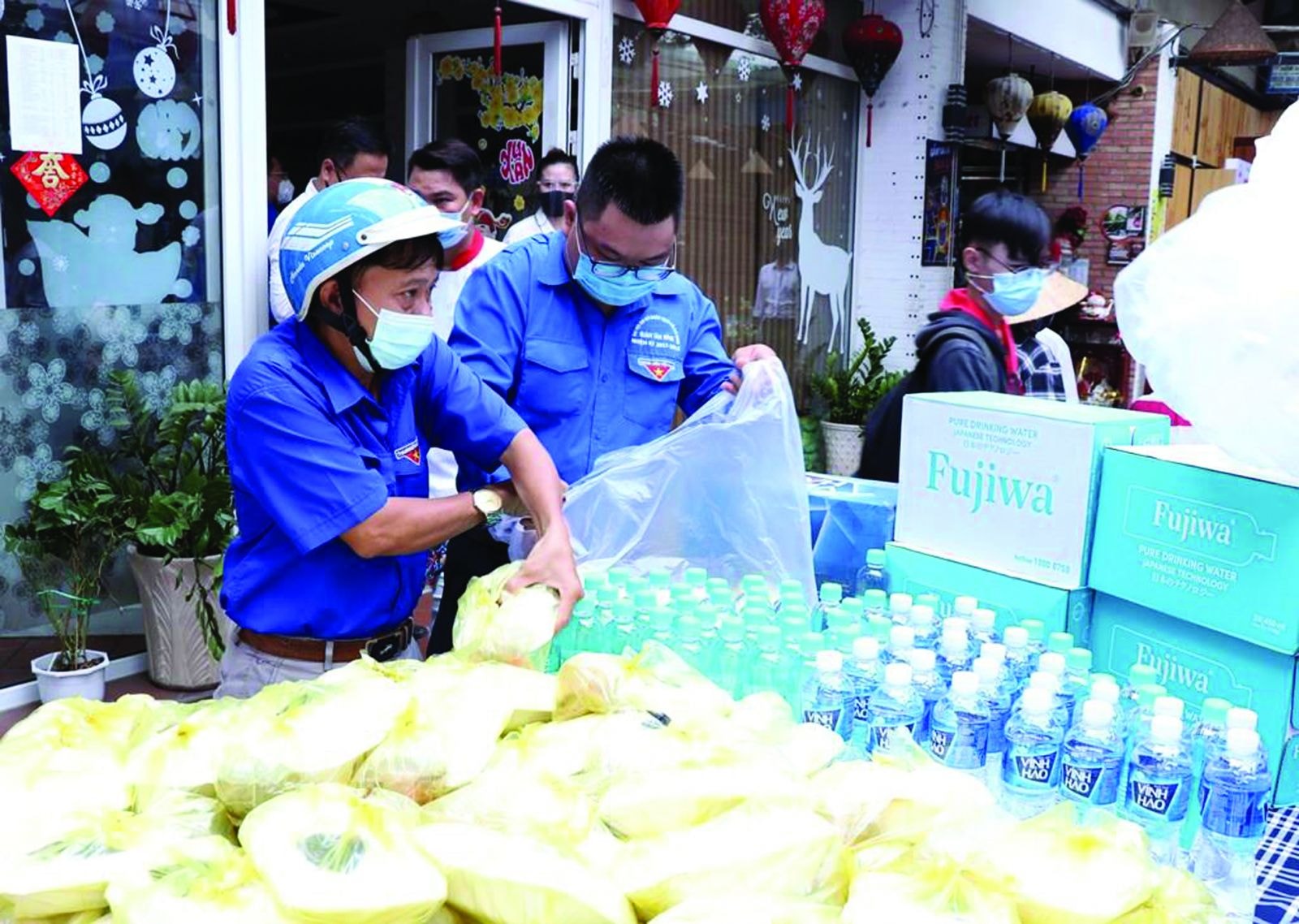  Doanh nhân kiều bào tại Thành phố Hồ Chí Minh tổ chức chương trình “Chia sẻ yêu thương trong đại dịch COVID-19”. Ảnh: Xuân Khu