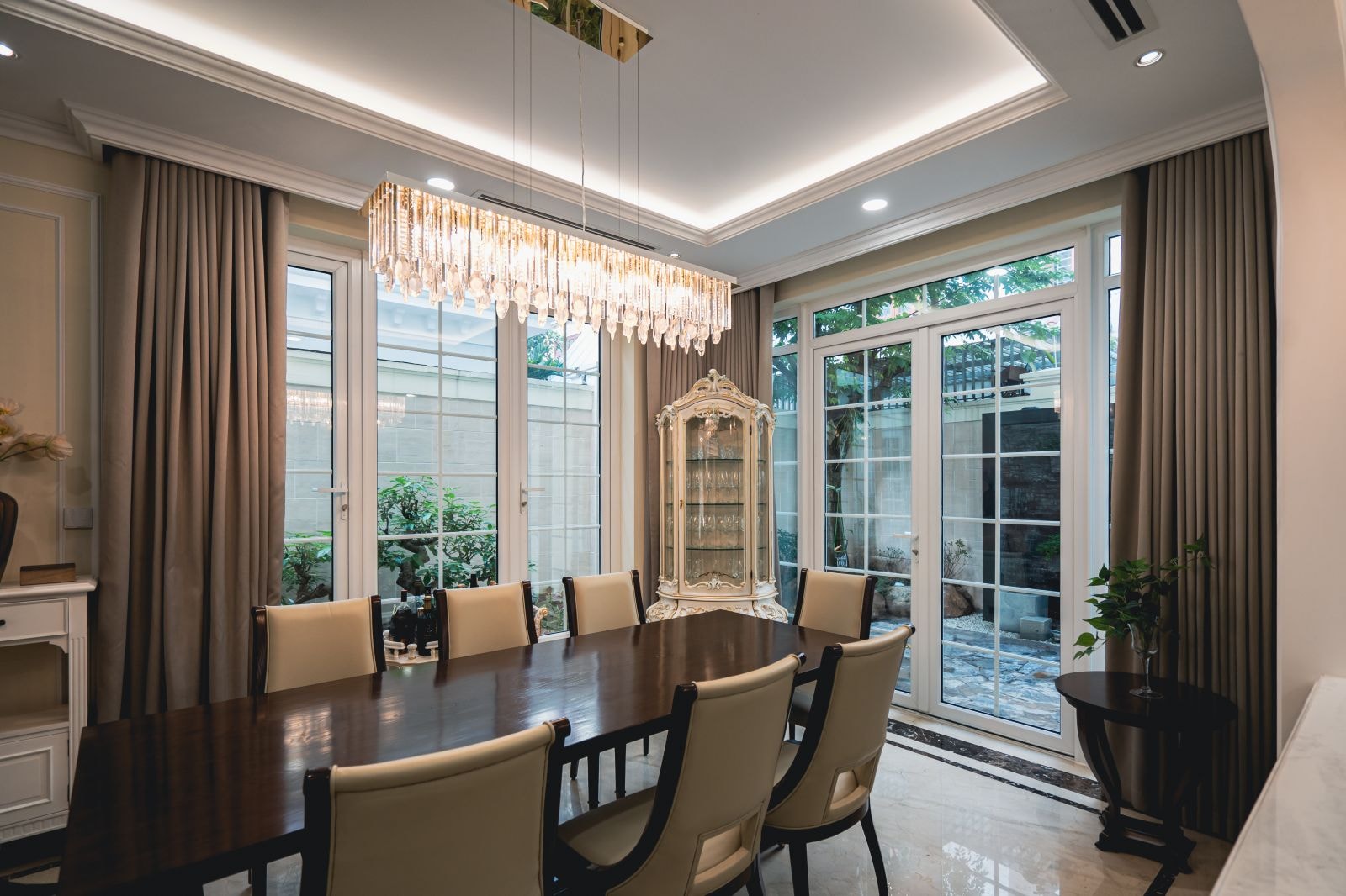 Cửa nhôm kính chia ô trong thiết kế biệt thự hiện đại – Công trình do Eurowindow thi công lắp đặt.