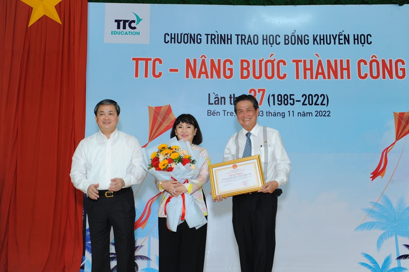 Ủy viên Trung ương Đảng - Bí thư Tỉnh ủy ông Lê Đức Thọ trao bằng khen cho đại diện Tập đoàn TTC.