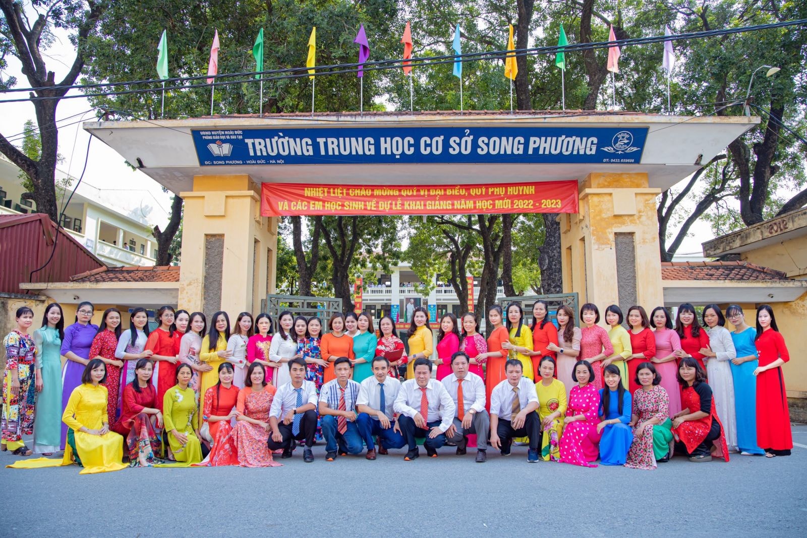 Tập thể giáo viên Trường THCS Song Phương