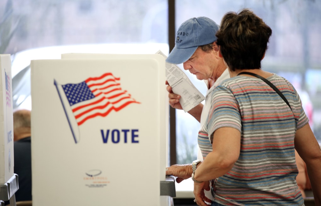 Người dân bỏ phiếu sớm trong cuộc bầu cử giữa kỳ Mỹ ở Orlando, bang Florida, ngày 7/11. Ảnh: AFP.