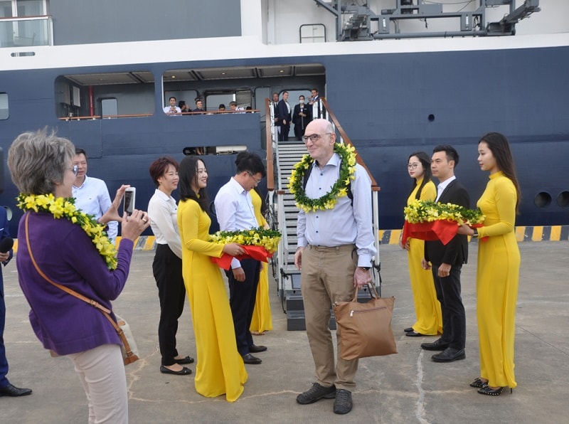 Những vị khách du lịch tàu biển quốc tế đầu tiên trở lại với Hạ Long, Quảng Ninh (ảnh báo Quảng Ninh)