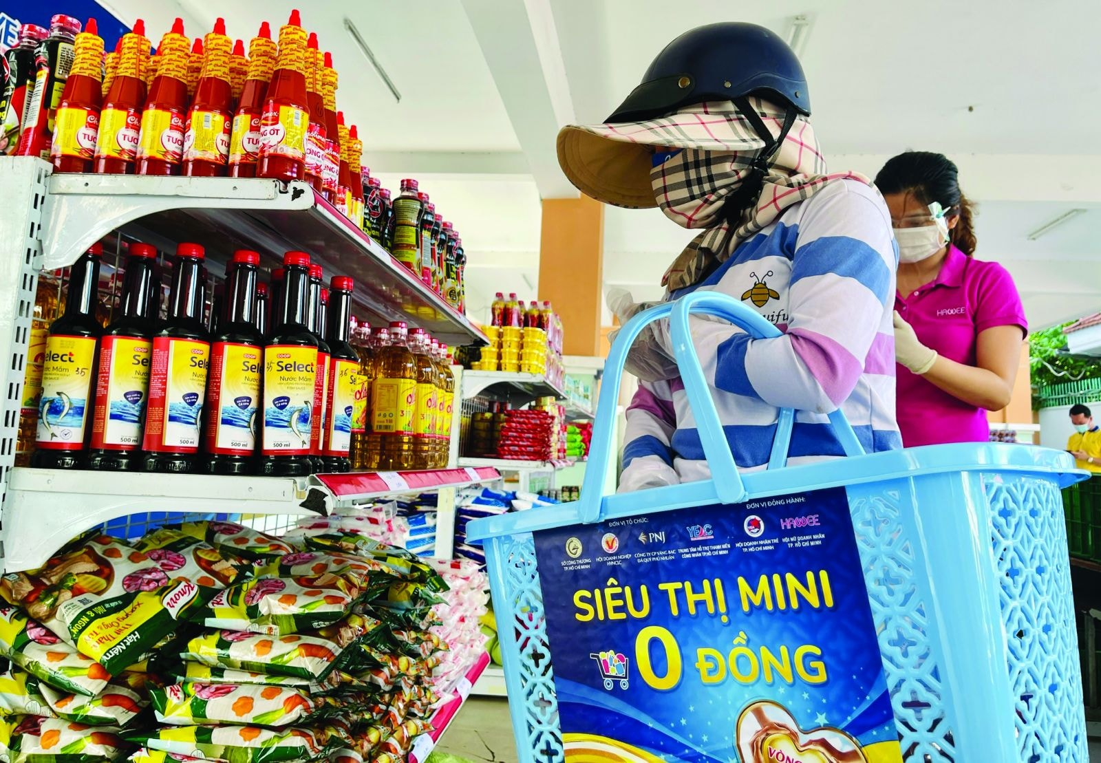  Tinh thần doanh nhân phụng sự xã hội đã được thể hiện rõ trong bối cảnh dịch COVID-19 vừa qua. Ảnh: Lê Toàn 