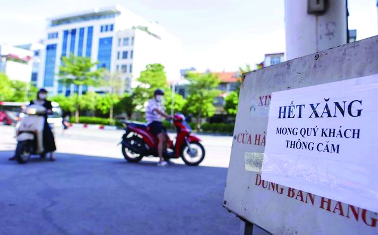  Một cây xăng nằm trên đường Trần Vỹ (quận Cầu Giấy) thông báo hết xăng. Ảnh: K.Chi