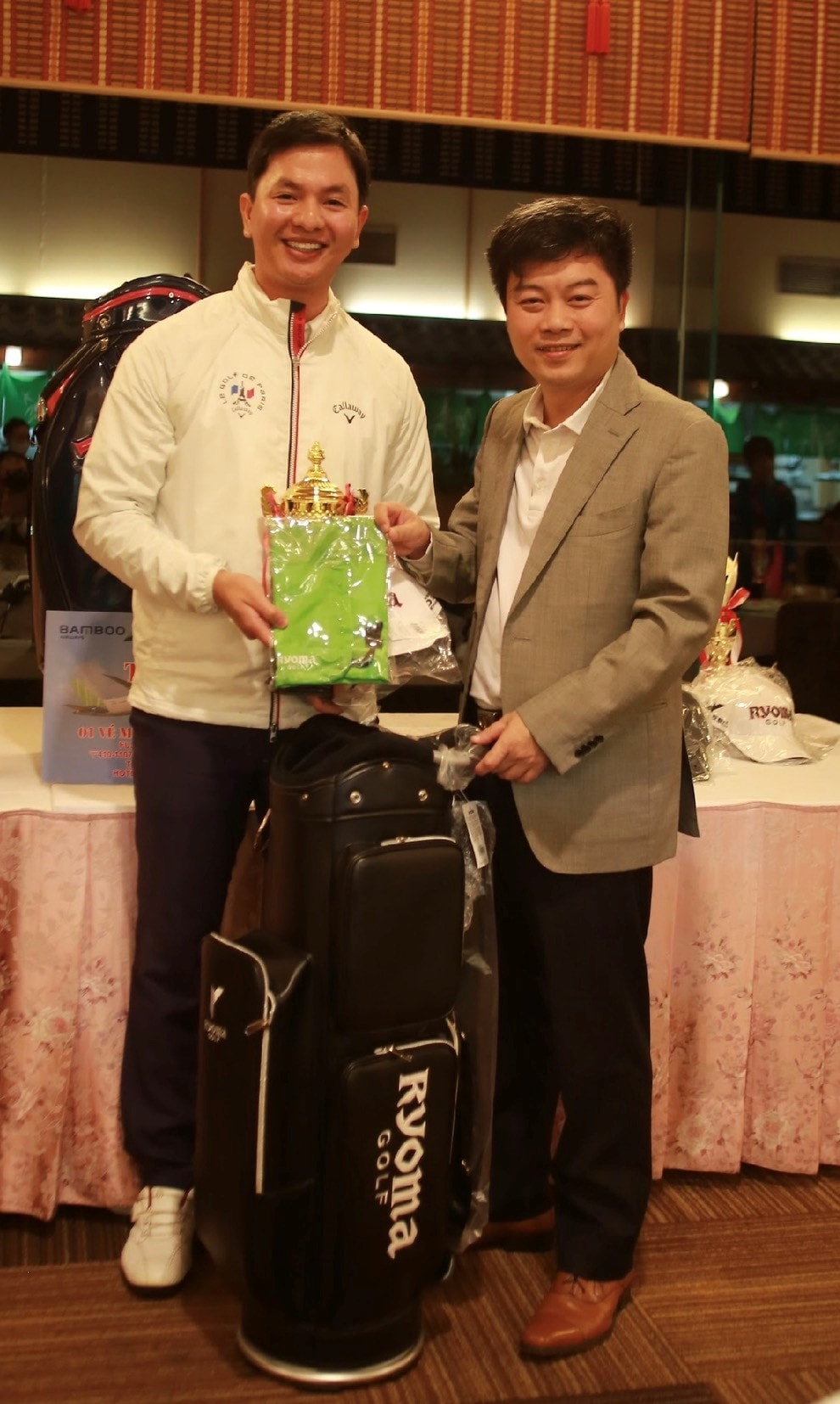 Đại diện Đại sứ quán Việt Nam tại Nhật Bản ông Nguyễn Đức Minh trao cup và quà cho golfer đạt giải