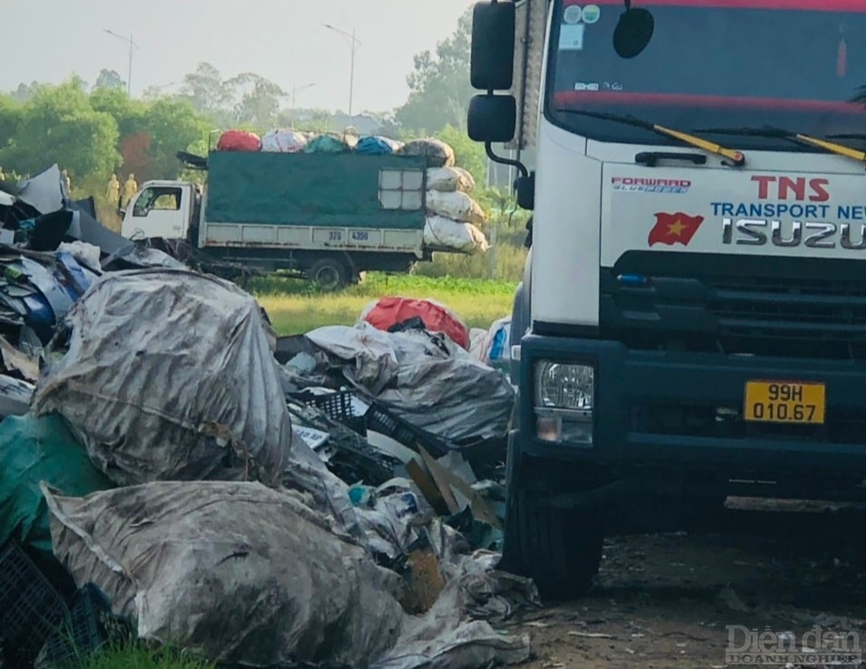 Người dân ở đây đã nhiều lần kiến nghị, thậm chí gửi đơn lên cấp có thẩm quyền để vào cuộc kiểm tra, xử lý nhưng cơ sở tập kết phế liệu của ông Phạm Văn Hữu vẫn ngang nhiên tồn tại và ngày càng hoạt động tấp nập với lượng xe cơ giới vào, ra.