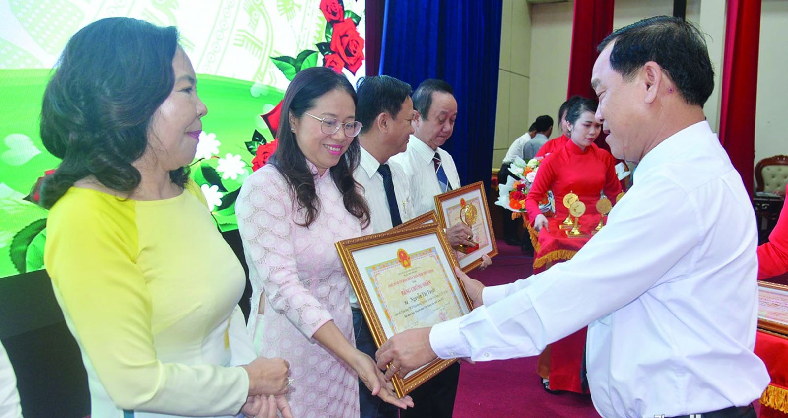   Ông Nguyễn Văn Vĩnh, Chủ tịch UBND tỉnh Tiền Giang trao Bằng chứng nhận danh hiệu doanh nhân Tiền Giang tiêu biểu năm 2022.