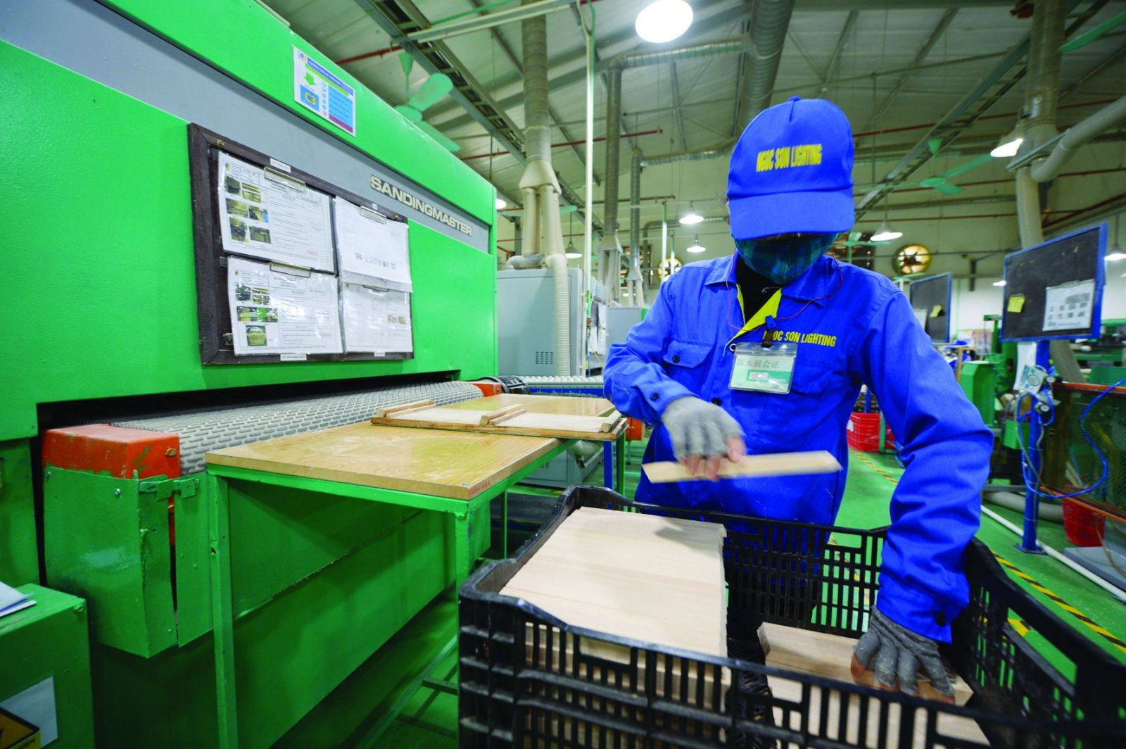  Chậm hoàn thuế GTGT làm cho các doanh nghiệp xuất khẩu gỗ lâm vào cảnh khốn đốn. (Chế biến gỗ xuất khẩu ở Công ty Ngọc Sơn, KCN Chương Mỹ, Hà Nội. Ảnh: Quốc Tuấn)