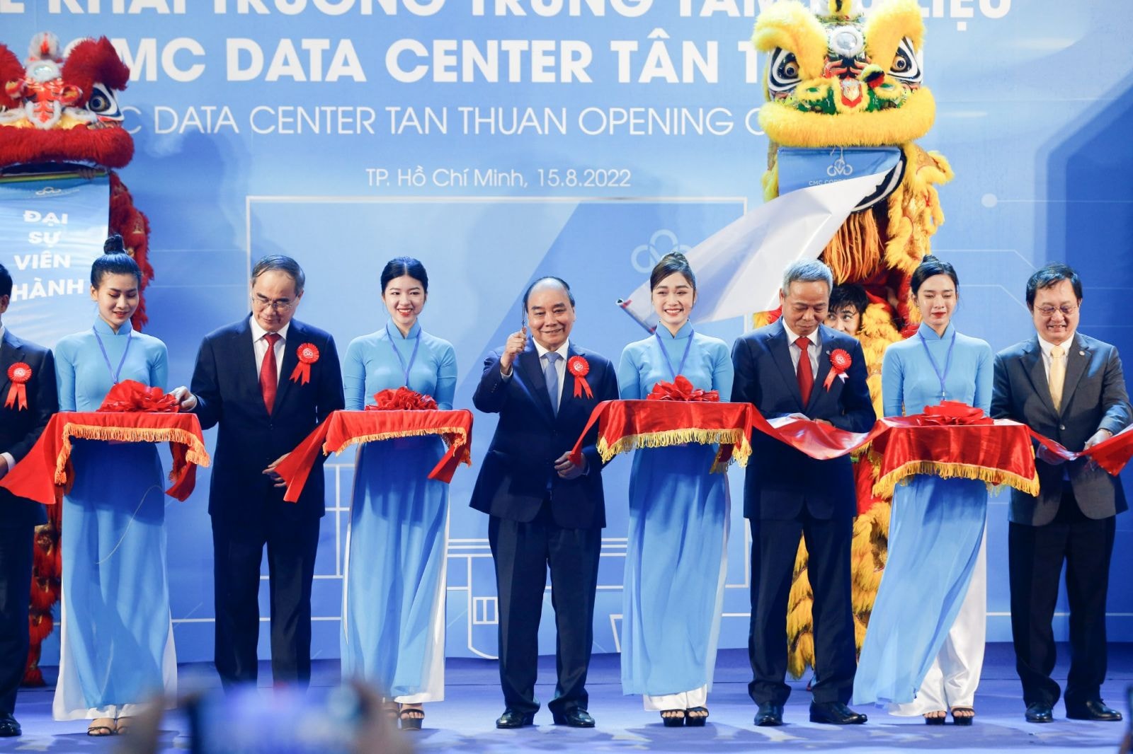 Ảnh 2: Chủ tịch nước Nguyễn Xuân Phúc cùng lãnh đạo Tập đoàn Công nghệ CMC, các bộ ban ngành trung ương và địa phương cắt băng khai trương Trung tâm dữ liệu CMC Data Center Tân Thuận.
