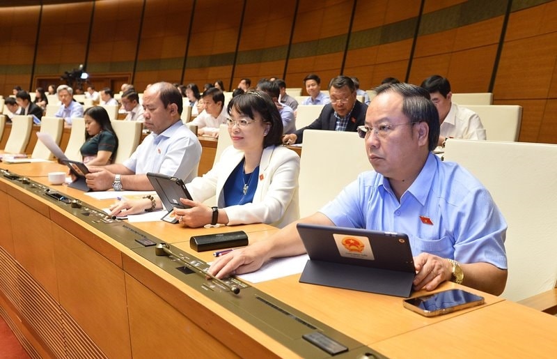  Các đại biểu biểu quyết thông qua Nghị quyết về dự toán ngân sách nhà nước năm 2023. Ảnh: VPQH
