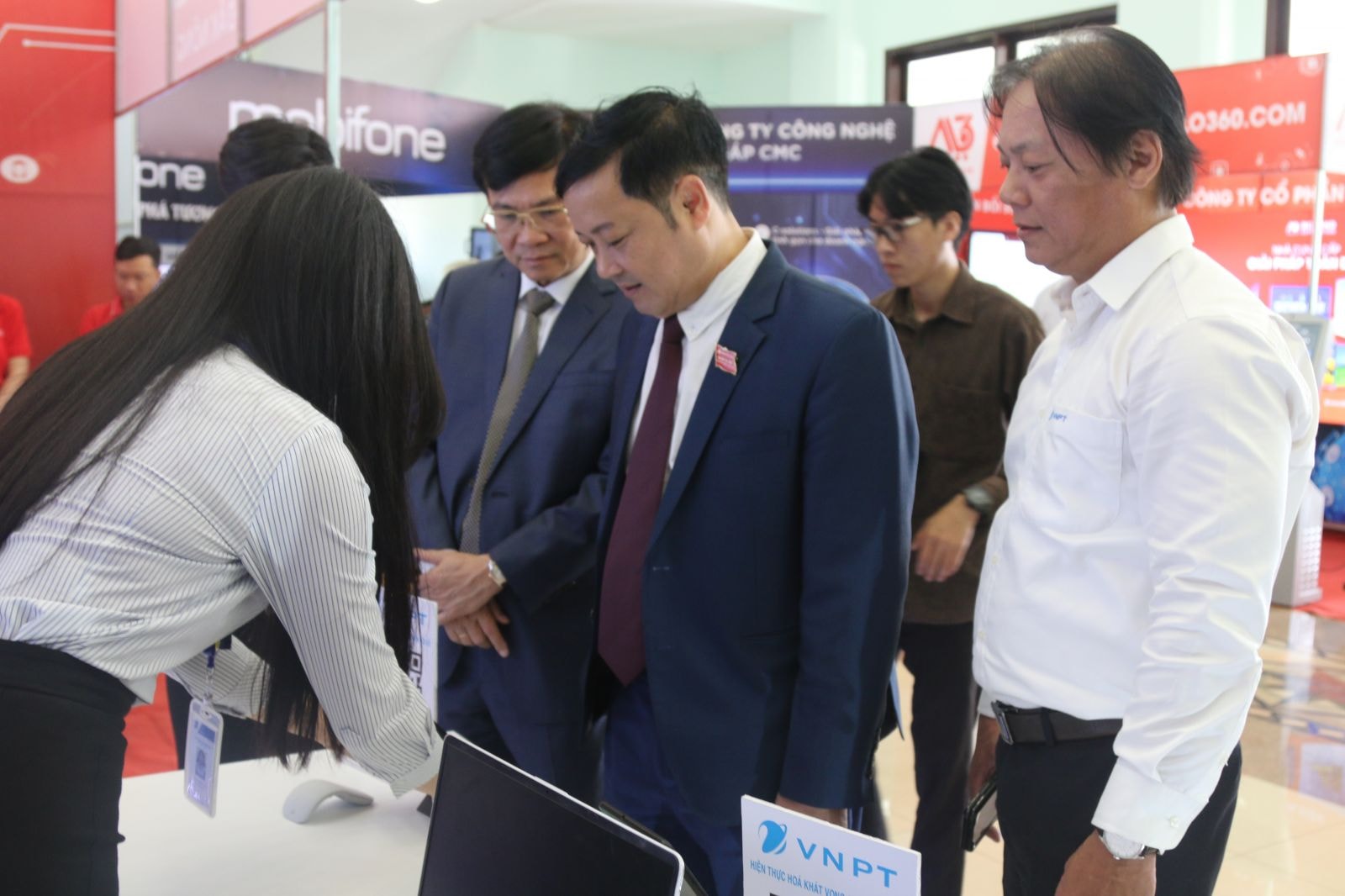 tham quan các gian hàng giới thiệu sản phẩn công nghệ số của các doanh nghiệp
