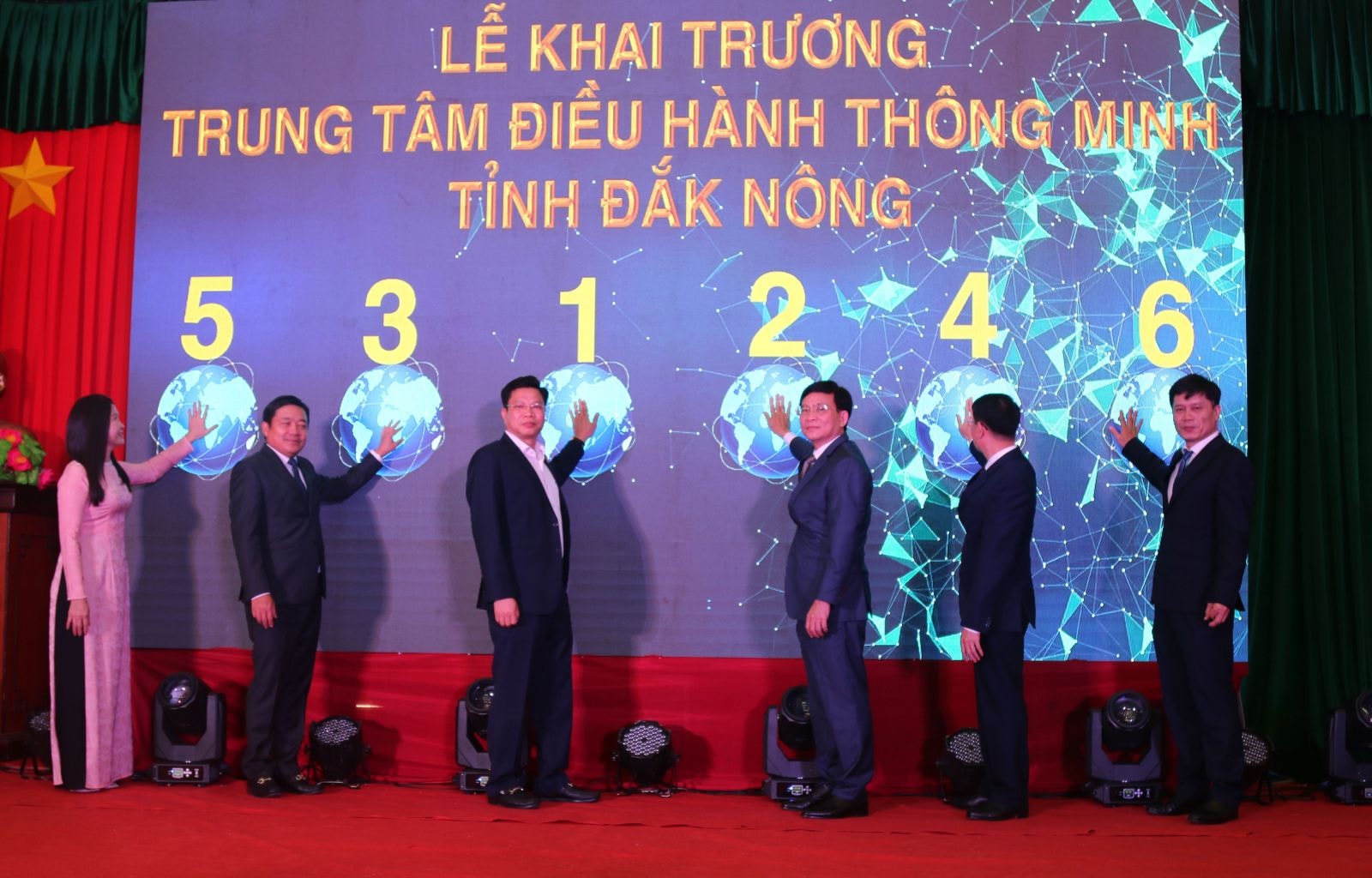 bấm nút khai trương Trung tâm giám sát điều hành đô thị thông minh IOC của tỉnh