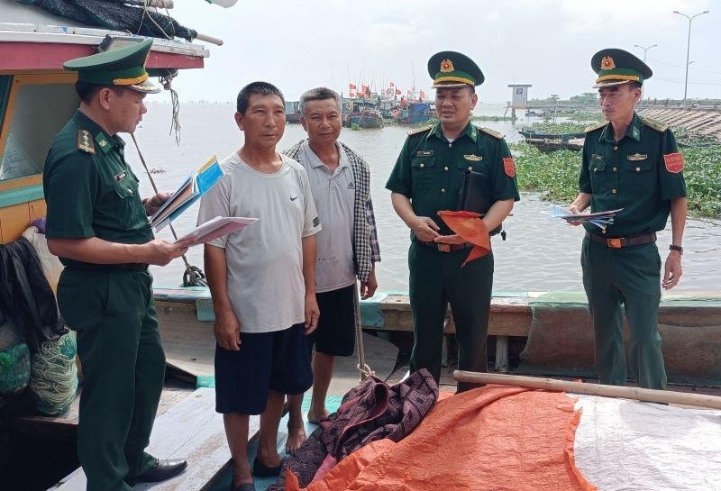 Cán bộ, chiến sĩ Đồn Biên phòng Cửa Lân (huyện Tiền Hải, tỉnh Thái Bình) tuyên truyền pháp luật cho ngư dân xã Nam Thịnh (ảnh Mai Tú)