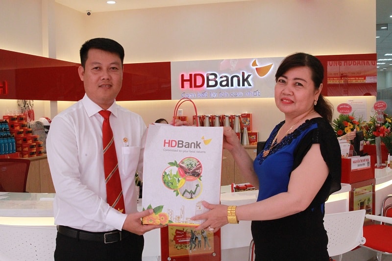 Các khách hàng đầu tiên đến giao dịch tại HDBank Giá Rai