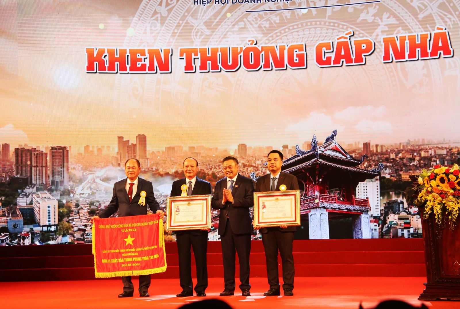Ông Trần Sỹ Thanh trao Huân chương lao động hạng ba cho Công ty cổ phần Tập đoàn T&T; ông Mạc Quốc Anh - Bí Thư Đảng uỷ, Phó Chủ tịch, Tổng Thư ký - Hiệp hội doanh nghiệp nhỏ và vừa TP Hà Nội và trao Cờ thi đua của Thủ tướng Chính Phủ cho Công ty TNHH MTV chiếu sáng và thiết bị đô thị.