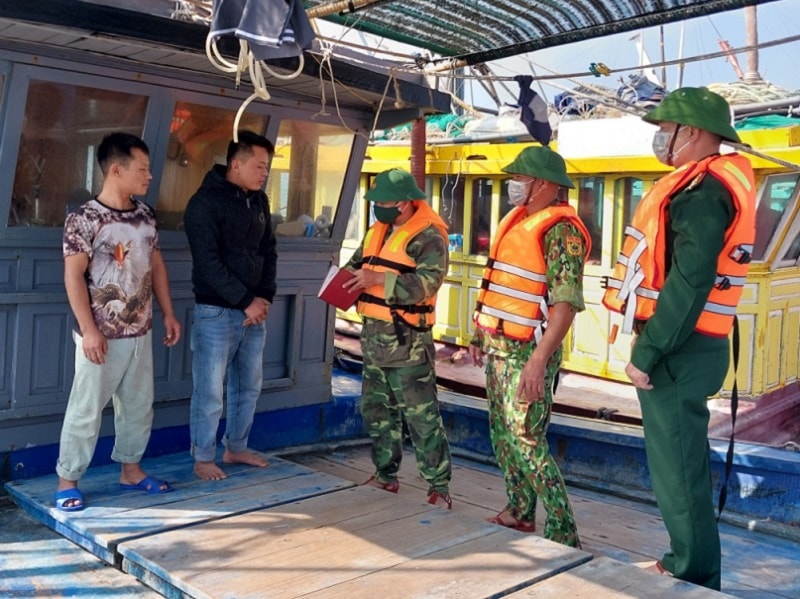 CBCS Đồn Biên phòng cửa khẩu Cảng Vạn Gia thông báo hành vi vi phạm cho các chủ tàu, lái tàu (ảnh báo Quảng Ninh)