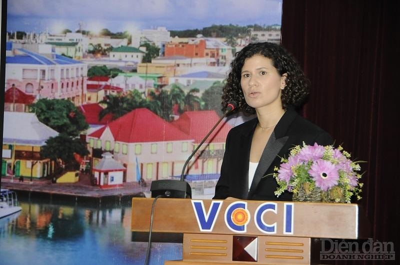 Natalie Fridlender – Giám Đốc - Giới thiệu về tập đoàn quốc tế Global Citi-Zen - Ảnh: Đình Đại.