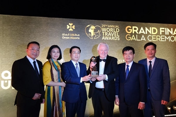 Tổ chức World Travel Awards trao giải cho đại diện tỉnh Vĩnh Phúc. Nguồn ảnh: Đặng Thưởng