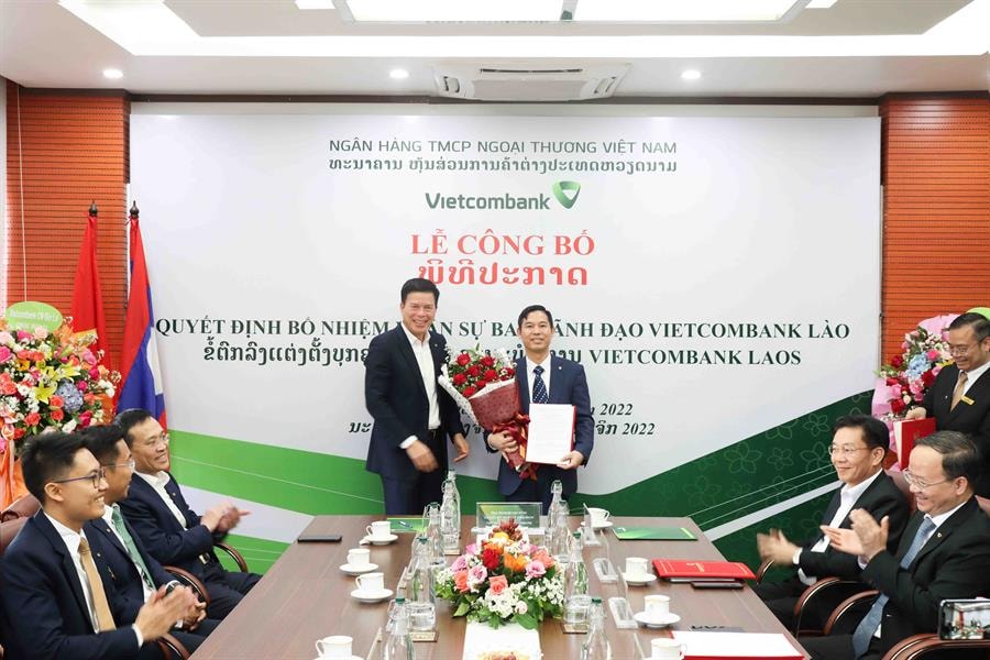 Ông Phạm Mạnh Thắng - Phó Tổng Giám đốc Vietcombank kiêm Chủ tịch HĐQT VCB Lào (bên trái) trao quyết định bổ nhiệm Tổng Giám đốc VCB Lào cho ông Nguyễn Quang Minh