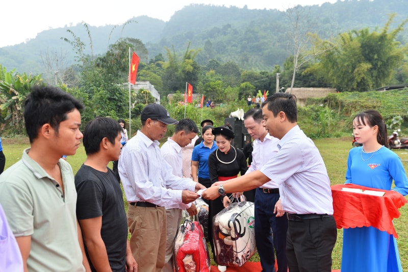 Lãnh đạo Công ty CP Nhựa Thiếu niên Tiền Phong trao tặng quà cho các gia đình có hoàn cảnh khó khăn thôn Bình Thể và thôn Tông Trang