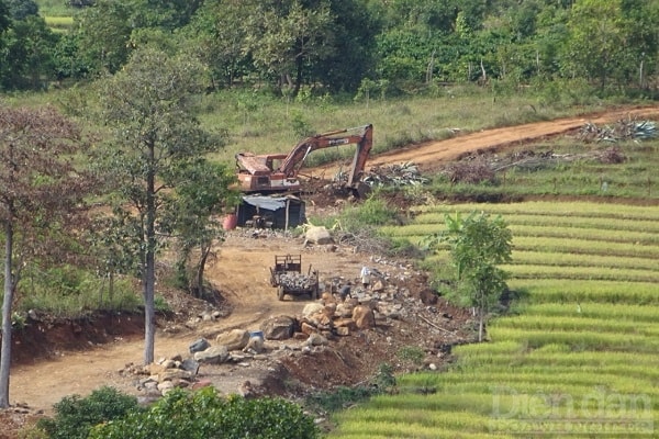 Hiện trường khai thác thể hiện quy mô rất lớn.