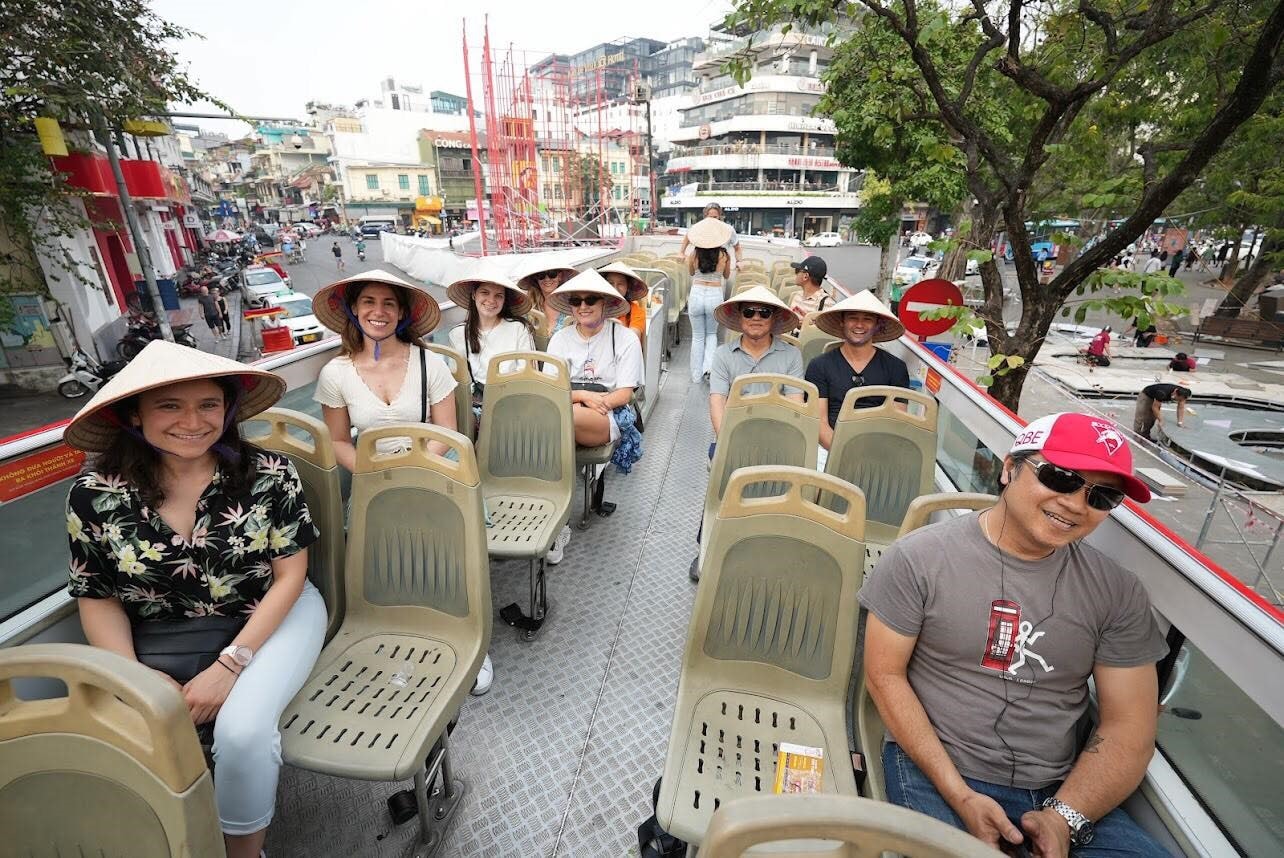  Đoàn famtrip Úc đi tham quan vòng quanh thành phố trên xe buýt 2 tầng.