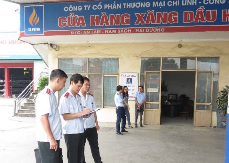 Kiểm tra hoạt động kinh doanh xăng dầu tại cửa hàng xăng dầu Hoàng Xuân ở xã An Lâm (ảnh báo Hải Dương)