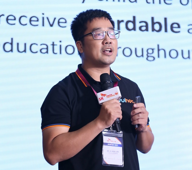Đại diện startup VUIHOC thuyết trình dự án.